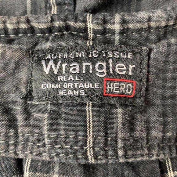 7 for $25 sale 🌟 Wrangler Men's Gray Black 100% Cotton Plaid Cargo Shorts 32 - Picture 3 of 10